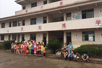 愛心點(diǎn)亮希望·關(guān)愛留守兒童——小桔燈志愿者溪頭小學(xué)獻(xiàn)愛心活動