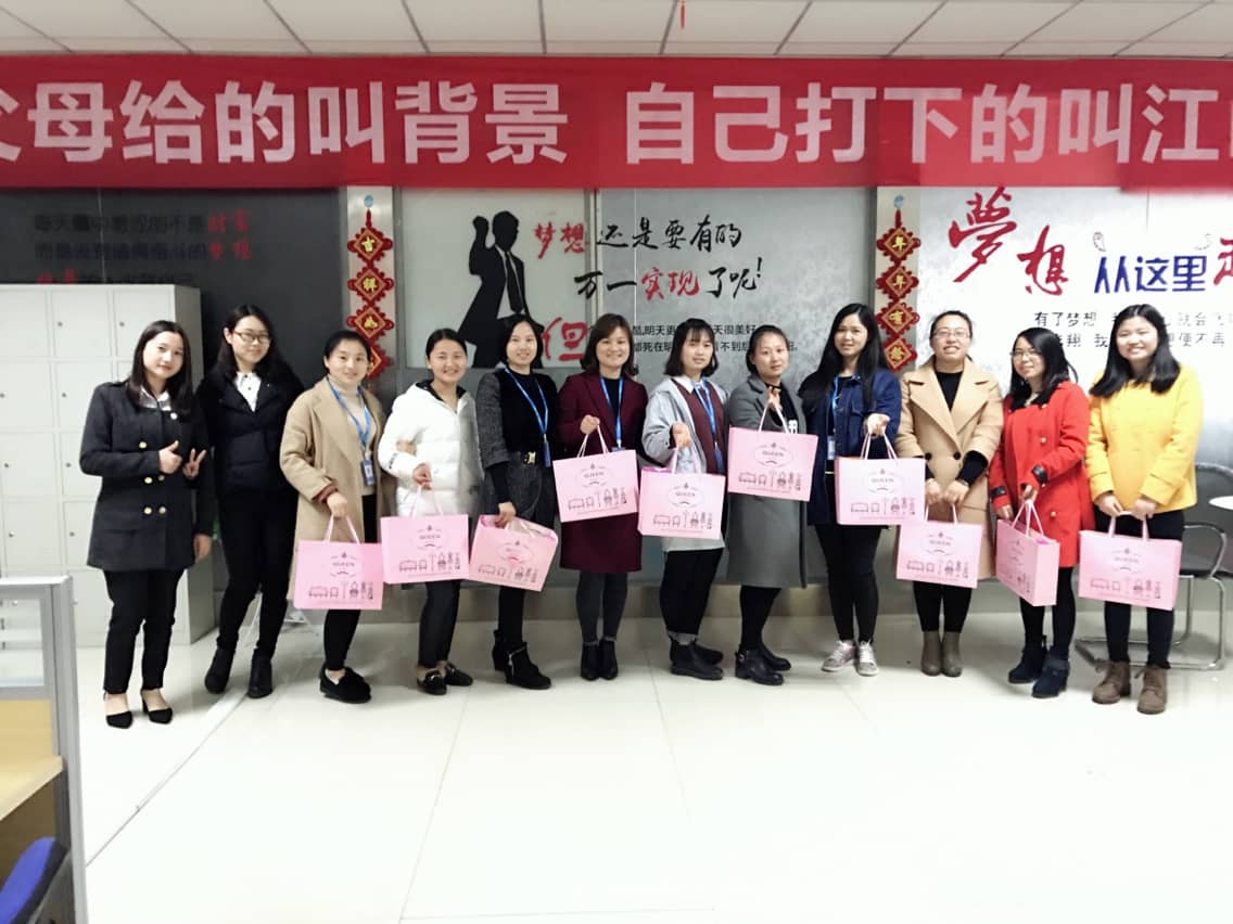 陽春三月的明媚陽光，也遠(yuǎn)不及華邦的女神們！